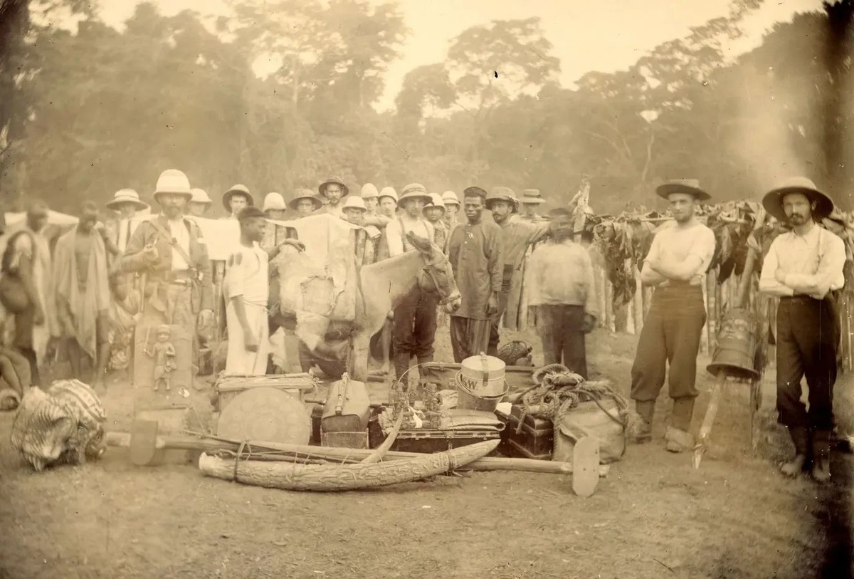 Abtransport der geplünderten Objekte aus dem königlichen Hof von Benin, 1897.
https://www.britishmuseum.org/collection/object/EA_Af-A79-17