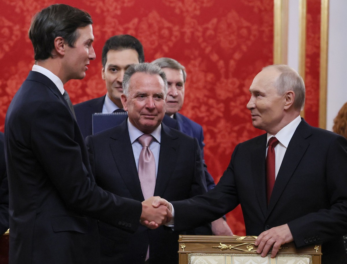 KEYPIX - President Vladimir Putin, right, greets U.S. President Donald Trump's envoys Jared Kushner, left, and Steve Witkoff, center, prior to talks at the Senate Palace of the Kremlin in Moscow, ...