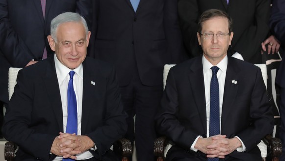 epa10381798 Israeli Prime Minister Benjamin Netanyahu (L) poses with Israeli President Isaac Herzog during the traditional group photo with Israel's new government, at the President's Residence, in Ye...