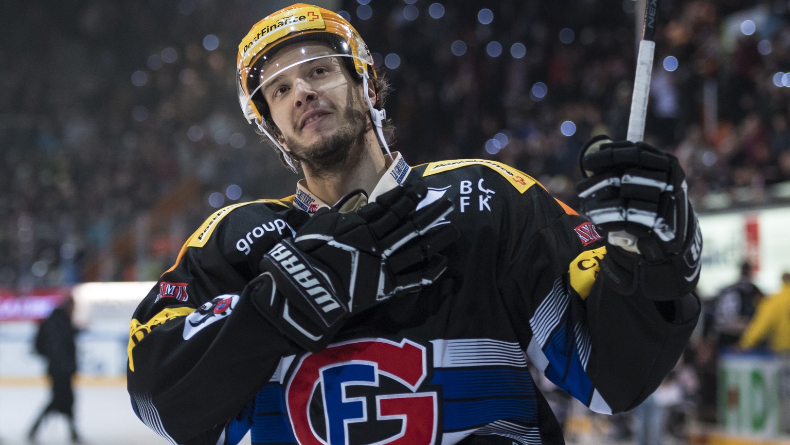 Le Top Scorer fribourgeois Julien Sprunger, celebre ses 600 points en carriere, avec le public, lors de la rencontre du championnat suisse de hockey sur glace de National League entre le HC Fribourg-G ...