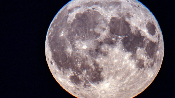 ARCHIV - 01.08.2023, Mecklenburg-Vorpopmmern, Schwerin: Der Vollmond geht