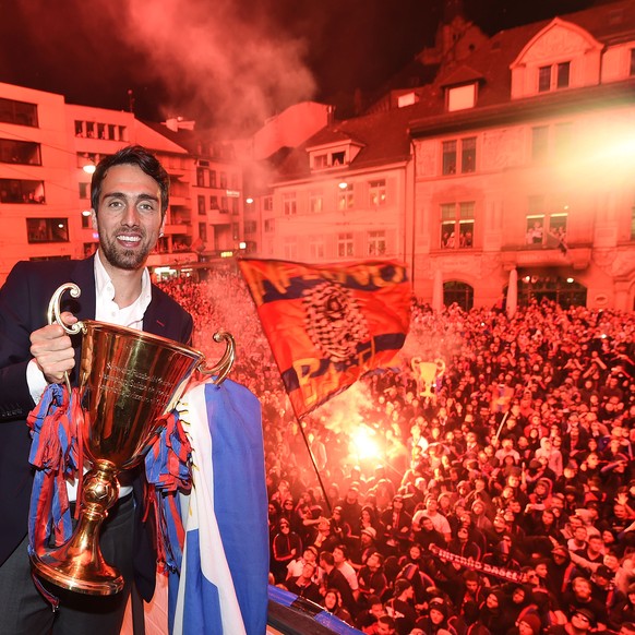 Delgado mit dem Meisterpokal bei der alljährlichen FCB-Feier auf dem Barfüsserplatz.