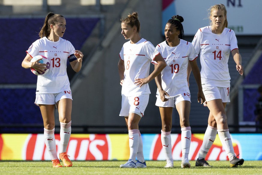 Swiss midfielder Lea Wolte, left, talks with fellow midfielders Sandy Maudili, second left, striker Isiosa Aygpogon, second right, and defender Rachel Kiewicz, right, after receiving a second...