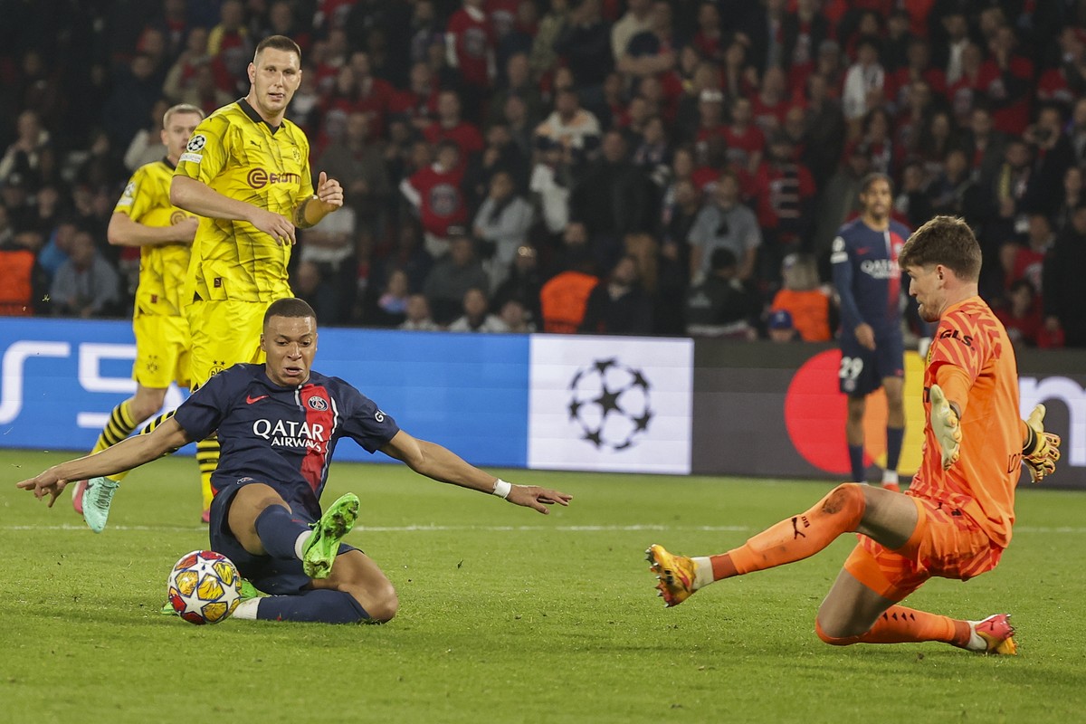 epa11325721 Kylian Mbappe of PSG (L) in action against goalkeeper Gregor Kobel of Dortmund during the UEFA Champions League semi finals, 2nd leg soccer match of Paris Saint-Germain against Borussia Do ...