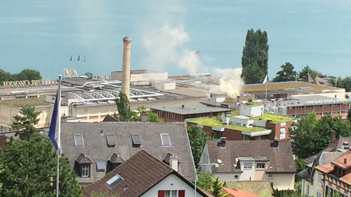 *** USER WILL ANONYM BLEIBEN ***
Heisse schoggi! Bei lindt &amp; sprüngli brennts. Feuerwehr vor ort.
tel: null