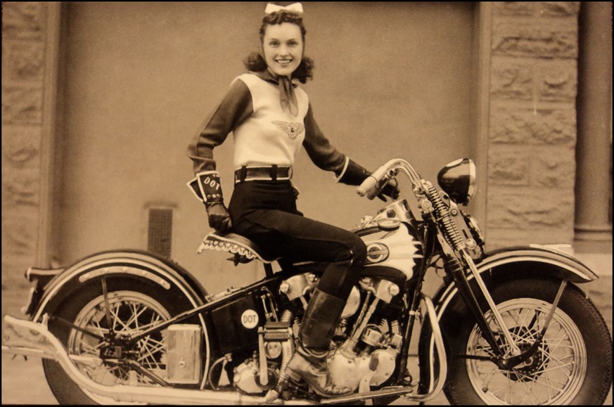 Dot Smith auf ihrer Harley, 1939. Sie gehörte zu den&nbsp;«Motor Maids», einer weiblichen Biker-Organisation in San Francisco.