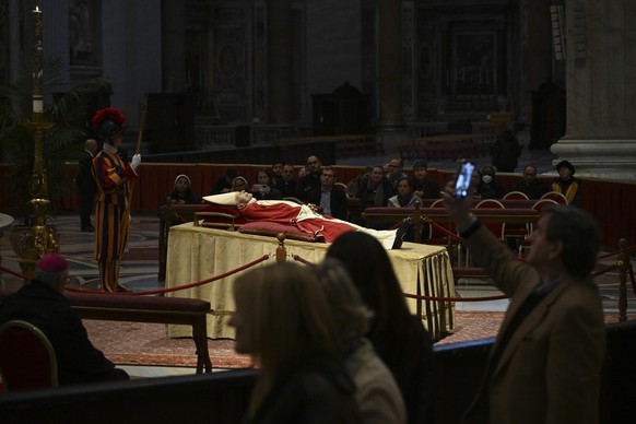 epa10386474 The body of the late Pope Emeritus Benedict XVI (Joseph Ratzinger) lies in the state in the Saint Peter Basilica for public viewing, Vatican City, 02 January 2023. Former Pope Benedict XVI ...