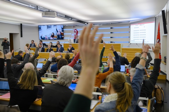 Les deputes acceptent le vote nominal dans la salle du Parlement jurassien avant le vote sur le concordat entre le canton de Berne et la Republique et Canton du Jura concernant le transfert de la comm ...