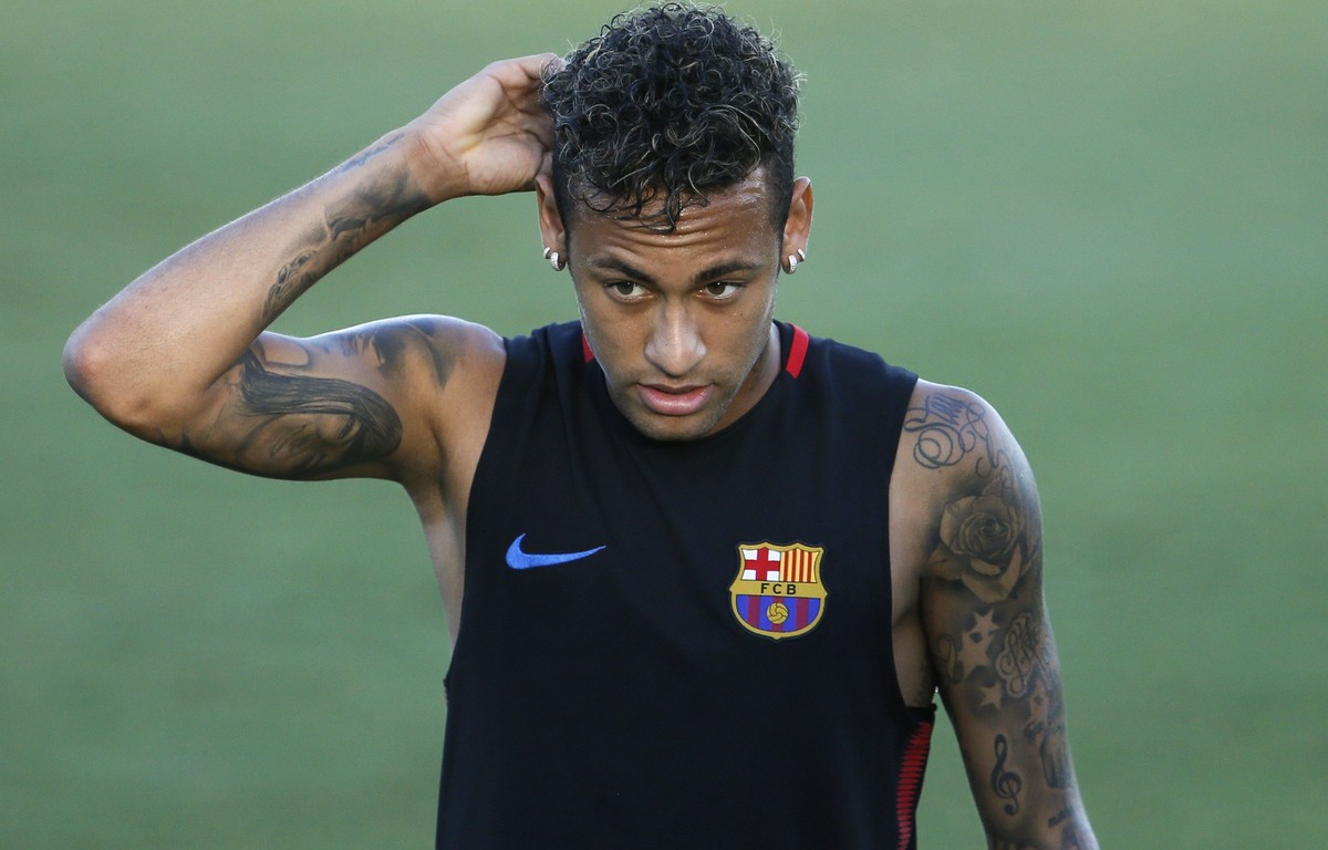epa06113761 FC Barcelona's Brazilian forward Neymar during a team training session at Barry University in Miami, Florida, USA, 27 July 2017. FC Barcelona will play against Real Madrid in El Clasi ...