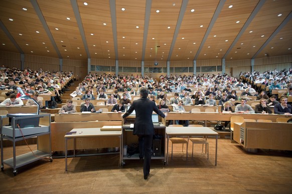 In der Sommerpause ins Ausland: Neues Modell für Studierende.