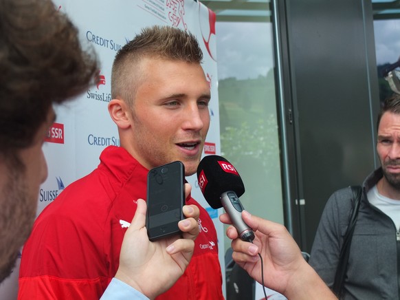 Silvan Widmer steht in Feusisberg zum ersten Mal als Schweizer A-Nationalspieler Rede und Antwort.