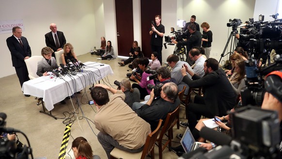 epa05725662 Summer Zervos (3-L) looks at her attorney Gloria Allred (2-L) during a press conference with her attorney where she announced she has filed a defamation lawsuit against US President-elect  ...