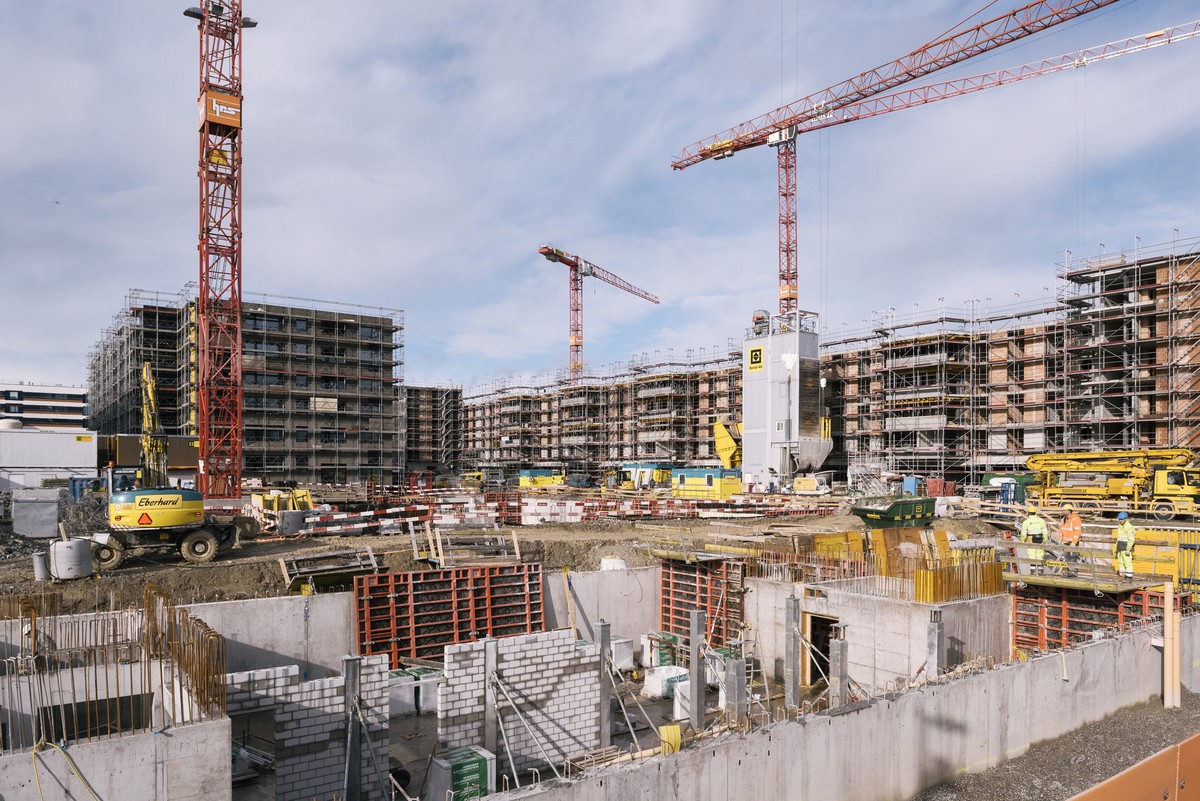 ZUM THEMA BAUTAETIGKEIT IM KANTON ZUERICH STELLEN WIR IHNEN HEUTE, DONNERSTAG, 15. FEBRUAR 2018, FOLGENDES BILDMATERIAL ZUR VERFUEGUNG --- The construction site "Glattpark" in Opfikon, a tow ...