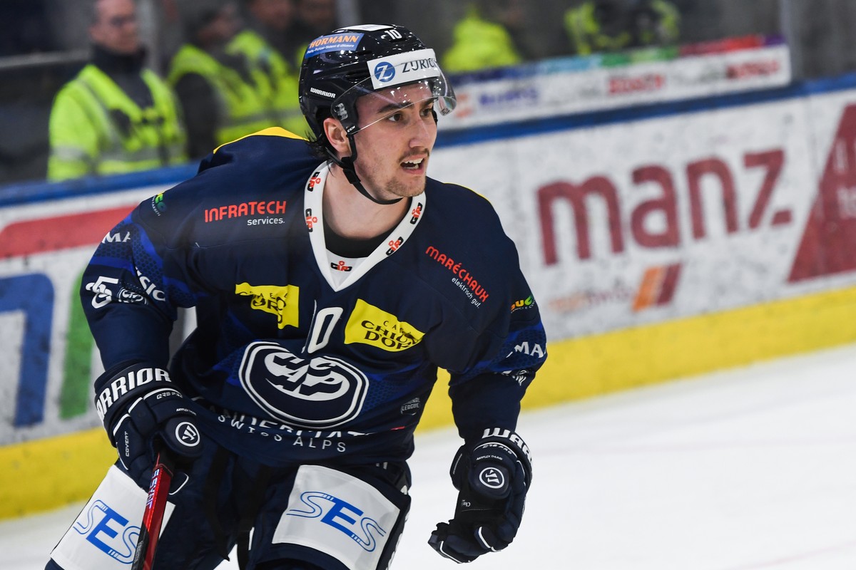 Ambri's player Alex Formenton, during the match of National League Swiss Championship 2022/23 between HC Ambri Piotta and EV Zug at the ice stadium Gottardo Arena, Switzerland, Tuesday, December  ...