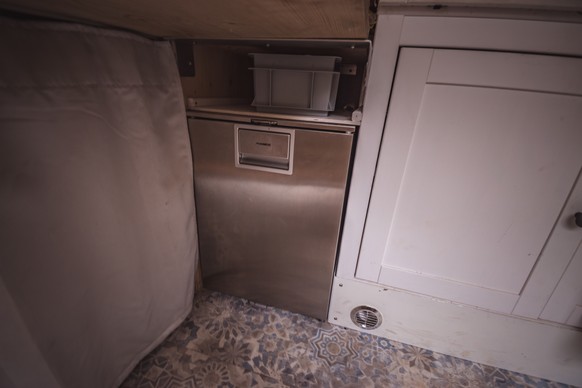 Unter dem Fussende des Bettes gut versteckt: der Kühlschrank.