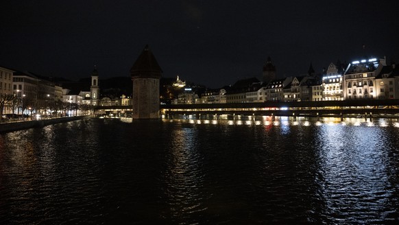 Der Wasserturm ohne Beleuchtung in der Altstadt von Luzern ist ausgeschaltet, anlaesslich der Earth Hour am Samstag Abend, 23. Maerz 2024 in Luzern. Die Earth Hour ist die groesste Umweltaktion der We ...