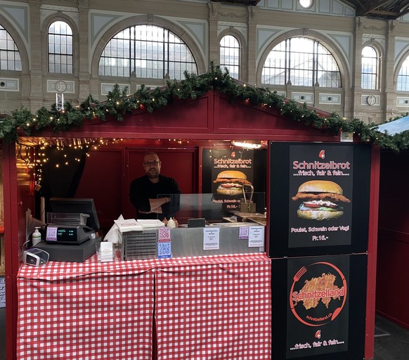 Schnitzelbrote sind teurer am Hauptbahnhof als im Bistro: Verkäufer Viktor Balazs.