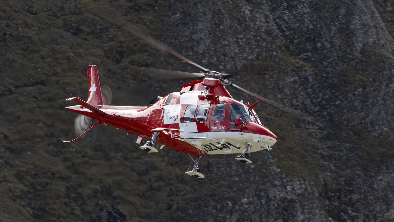 epa10925850 A Rega medical helicopter arrives prior to the annual airshow of the Swiss Army in the Axalp area near Meiringen, Canton of Berne, Switzerland, 18 October 2023. EPA/ANTHONY ANEX