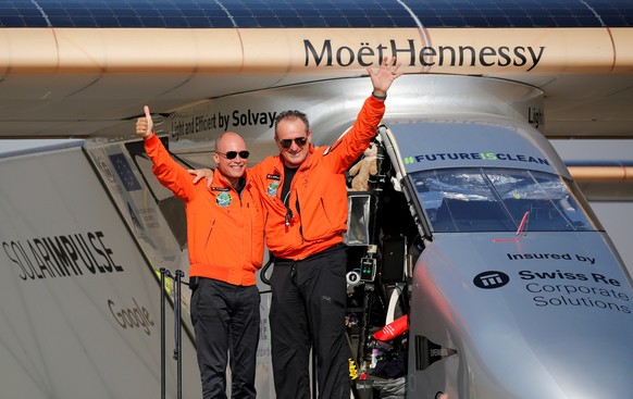 Bertrand Piccard (links) und André Borschberg wechseln sich am Steuer der «Solar Impulse 2» ab.<br data-editable="remove">