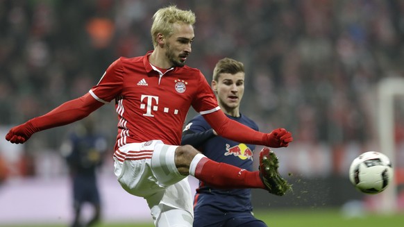 Bayern&#039;s Mats Hummels, foreground, kicks the ball in front of Leipzig&#039;s Timo Werner during the German Bundesliga soccer match between FC Bayern Munich and RB Leipzig at the Allianz Arena sta ...