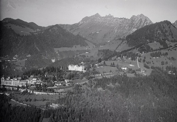 Ein Chalet im beschaulichen Caux wurde von Ursula Schultz als Zentrum für Spionage genutzt.
https://ba.e-pics.ethz.ch/catalog/ETHBIB.Bildarchiv/r/524416/viewmode=infoview/qsr=caux