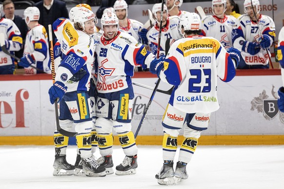 La joie du joueur zurichois Nicholas Steiner, gauche, l&#039;attaquant zurichois Axel Simic (buteur), centre, et l&#039;attaquant zurichois Jordann Bougro, lors du match du championnat suisse de hocke ...