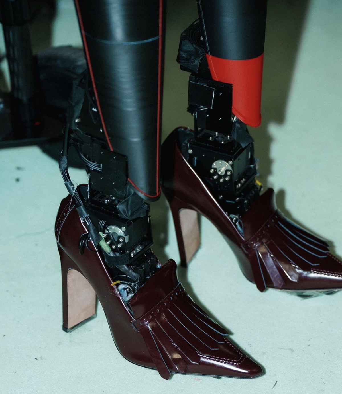 Les pieds de Sophia le robot, chaussée par la marque Boss.