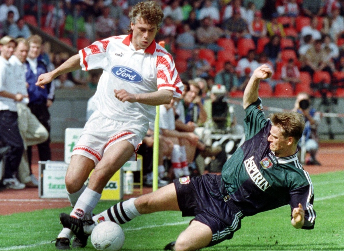 KOE01-19980509-COLOGNE: 1. FC Cologne's Austrian striker Toni Polster (l) battles with Bayer Leverkusen's German international defender Christian Woerns, 09 May, during their German Bundesli ...