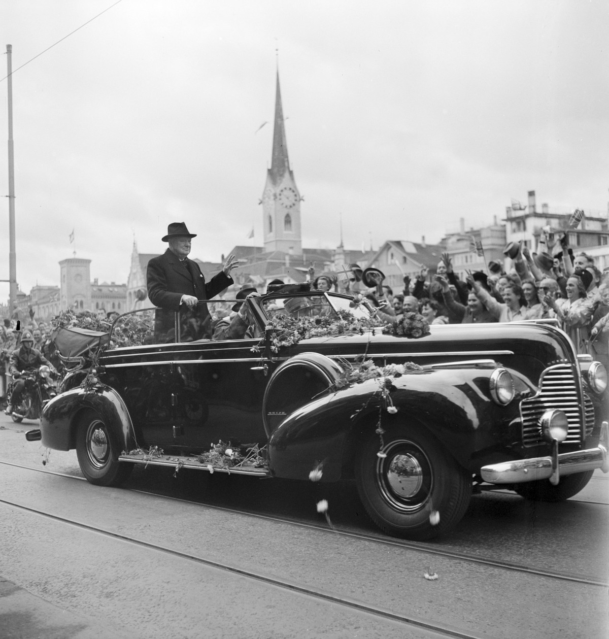 Winston Churchill - A warm welcome by thousands of Zurich's inhabitants for the British War Prime Minister Winston Churchill, pictured in September 1946 in Switzerland. (KEYSTONE/PHOTOPRESS-ARCHI ...