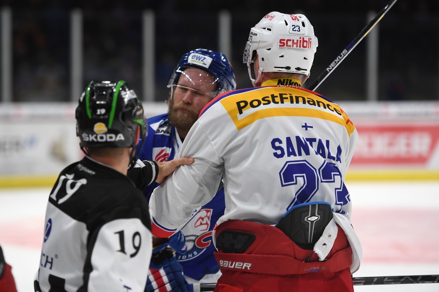 Der Klotener Tommi Santala, rechts, in einem Kampf gegen Patrick Thoresen beim Eishockeyspiel der National League A ZSC Lions gegen Kloten Flyers in Zuerich am Freitag, 02. Dezember 2016. (KEYSTONE/Va ...