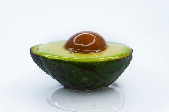 Avocado mit Kern, mit Öl überzogen. Hmm.
