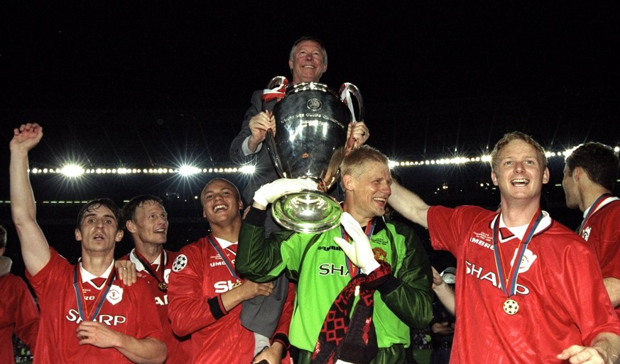 26 May 1999: Alex Ferguson celebrates with Manchester United players and the European Cup after winning the European Champions League Final against Bayern Munich in the Nou Camp Stadium, Barcelona, Sp ...