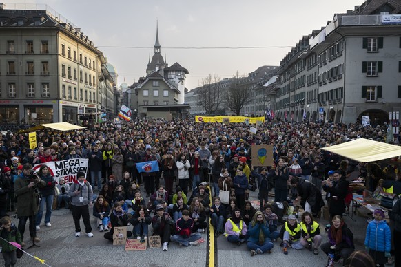 Demonstranten versammeln sich waehrend einem Klimastreik, am Freitag, 3. Maerz 2023 in Bern. (KEYSTONE/Anthony Anex)