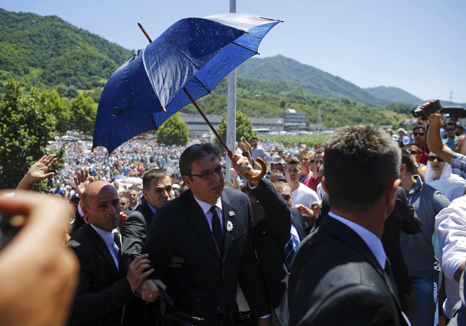 Aleksandar Vucic entfernt sich im Schutz seiner Bodyguards.