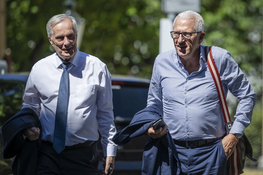 Der ehemalige Raiffeisen Chef Pierin Vincenz, rechts, und Anwalt Lorenz Erni, links, erscheinen anlaesslich der Berufungsverhandlung im Raiffeisen-Prozesses vor dem Zuercher Obergericht in Zuerich, am ...