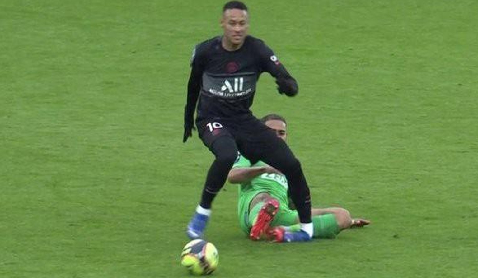 Der Pechvogel des Tages: Neymar vertritt sich gegen Saint-Etienne böse den linken Fuss.