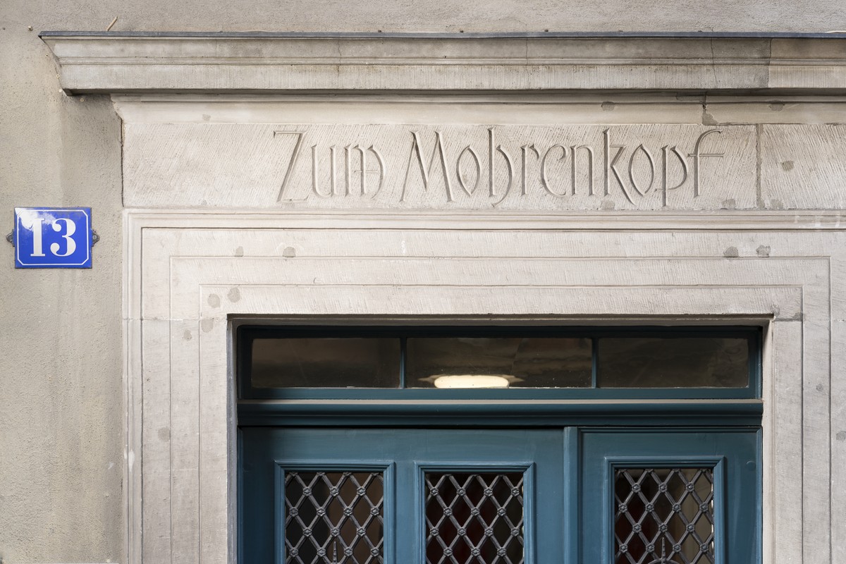 ARCHIV -- Ueber dem Eingang des Hauses am Neumarkt 13 in Zuerich steht die Inschrift "Zum Mohrenkopf", fotografiert am 14. April 2021 in Zuerich. Der Zuercher und der Stadtzuercher Heimatsch ...