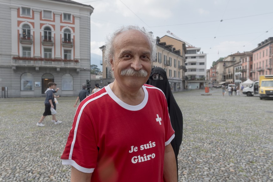 PRAEZISIERT, DASS ES SICH UM DDIE UNTERSCHRIFTENSAMMLUNG FUER EIN NATIONALES VERBOT HANDELT - Giorgio Ghiringhelli, Initiant des Tessiner Burkaverbots, anlaesslich einer Unterschriftensammlung fuer ei ...