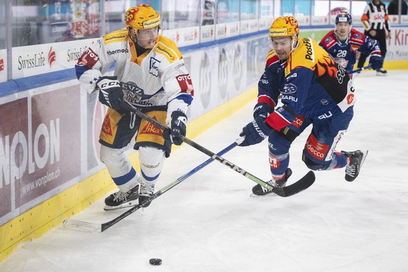 Zug&#039;s Top Scorer Marc Michaelis, links, spiet um den Puck mit Zuerichs PostFinance Top Scorer Juho Lammikko, rechts, im Eishockeyspiel der National League zwischen den ZSC Lions und dem EV Zug am ...