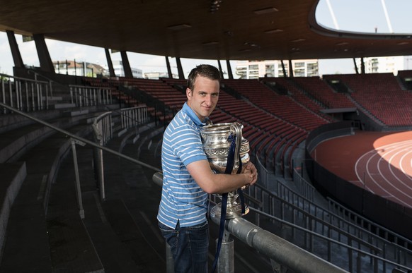 FCZ-Keeper Da Costa mit dem Pokal in der Südkurve des Letzigrunds.