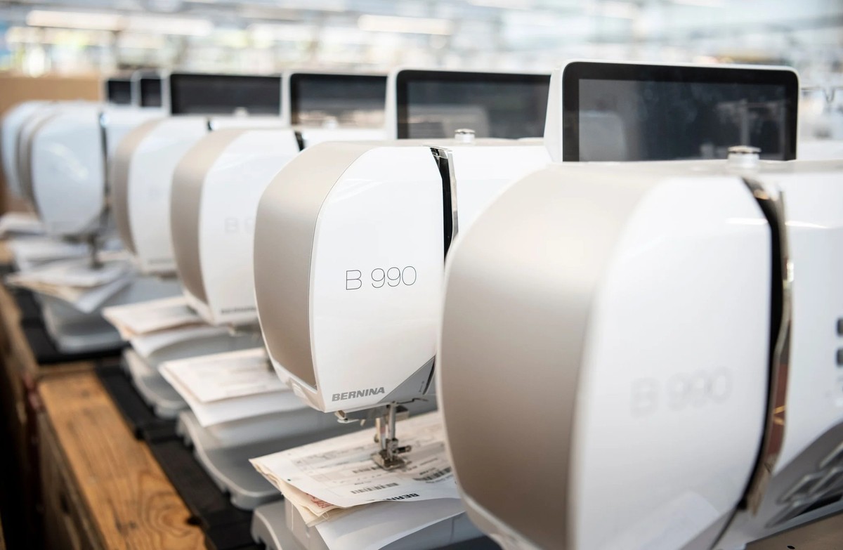 La «Bernina 990» coûte environ 15 000 francs dans les magasins spécialisés suisses.