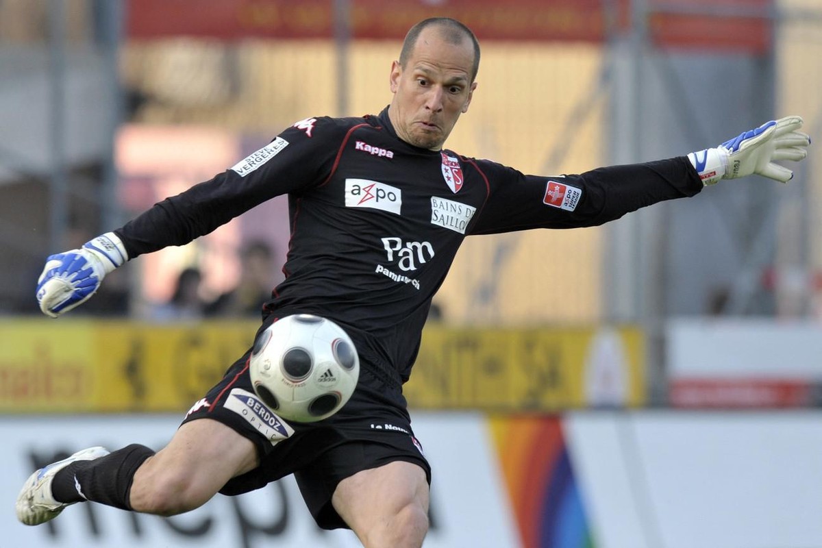 Le gardien sedunois Nicolas Beney degage le ballon lors de la rencontre de football de Super League entre le FC Sion et le FC Luzern, ce samedi 4 avril 2009 au stade de Tourbillon a Sion.(KEYSTONE/Lau ...