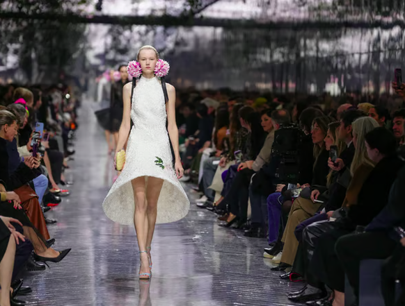 Ob Taylor Swift ungefähr so zum Altar lief? In der aktuellen Dior-Kollektion gibt es einige weisse Kleider.