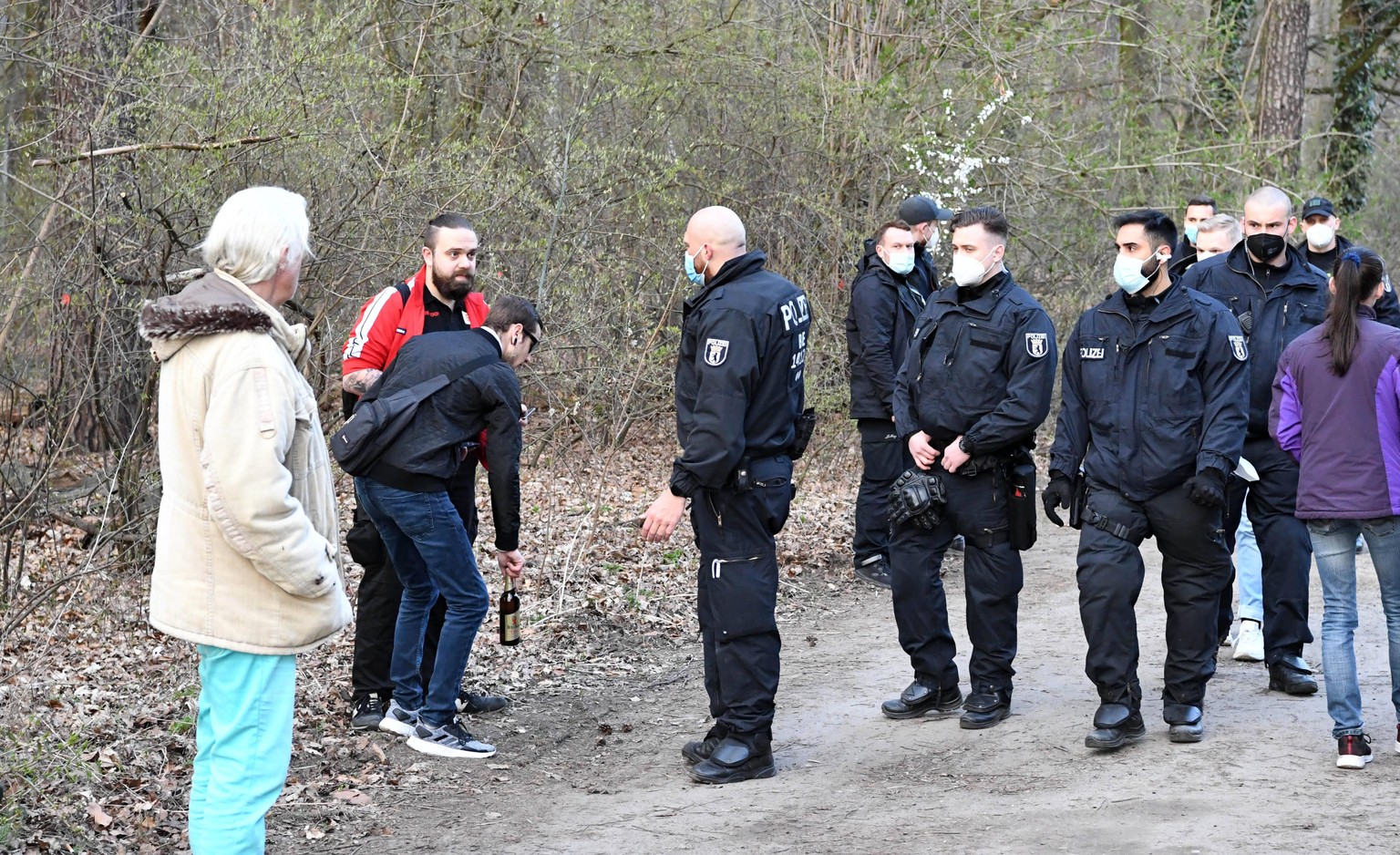 Fussball, Herren, Saison 2020/2021, 1. Bundesliga (27. Spieltag), 1. FC Union Berlin - Hertha BSC, Fans und Polizei außerhalb des Stadions auf der Waldseite, 04.04. 2021, *** Football, men, season 202 ...