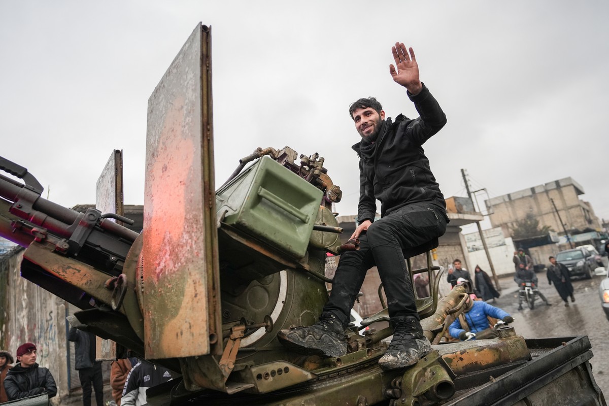 epaselect epa12658939 Locals cheer as Syrian army and security forces enter the city of Tabqa in the Raqqa countryside, after the Syrian government took control of the city on January 18, 2026. EPA/AH ...