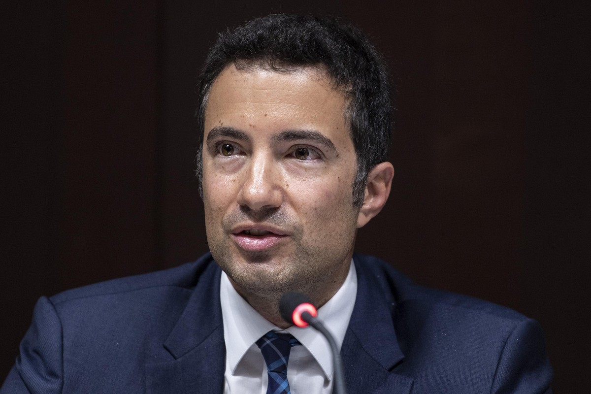 Staenderat Andrea Caroni, FDP-AR, Praesident der Gerichtskommission des Staende-und Nationalrates spricht an einem Point de Presse ueber eine allfaellige Einleitung eines Amtenthebungsverfahren gegen  ...