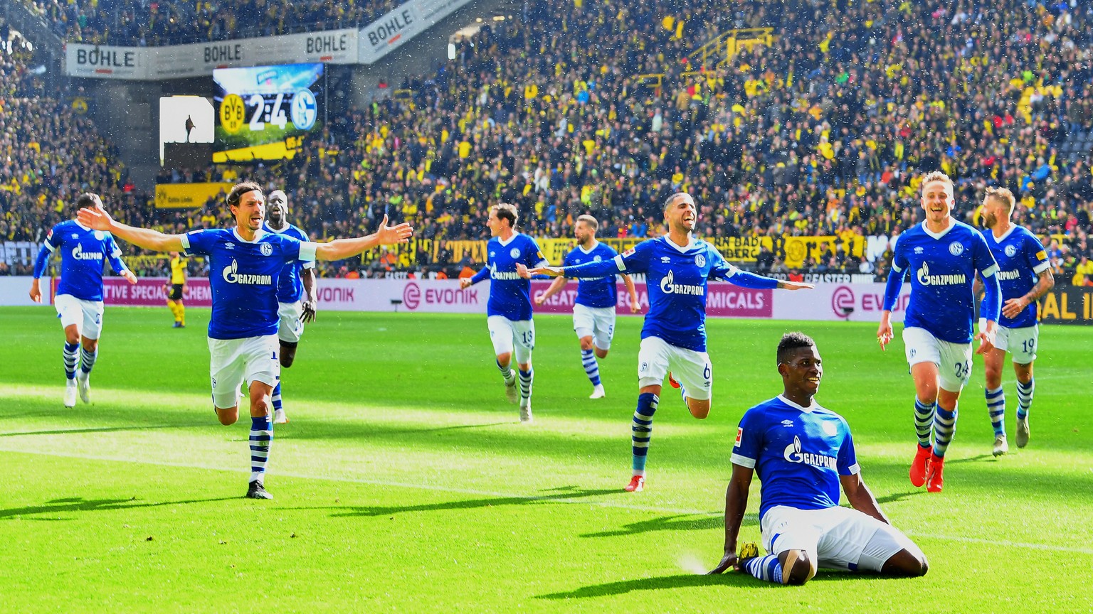 epa07532607 Schalke&#039;s Breel Embolo (front R) celebrates with his teammates after scoring the 4-2 lead during the German Bundesliga soccer match between Borussia Dortmund and FC Schalke 04 in Dort ...