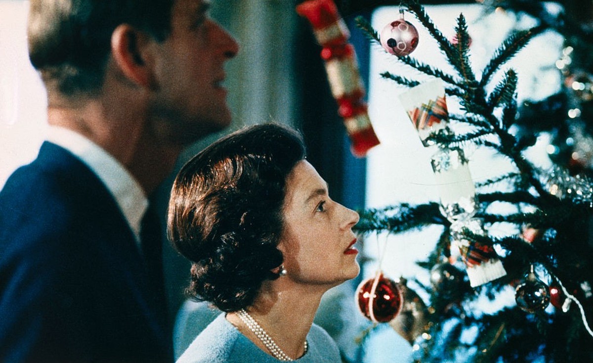WINDSOR, ENGLAND - DECEMBER 08: Queen Elizabeth II thanks volunteers and key workers at Windsor Castle on December 08, 2020 in Windsor, England. The Queen and members of the royal family gave thanks t ...