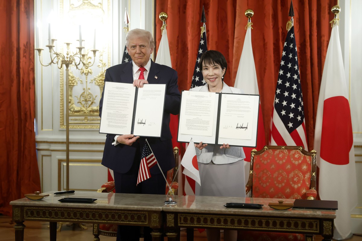 epaselect epa12487001 US President Donald Trump and Japan?s Prime Minister Sanae Takaichi during a signing ceremony for an agreement on critical minerals and rare earths at the Akasaka Palace State Gu ...