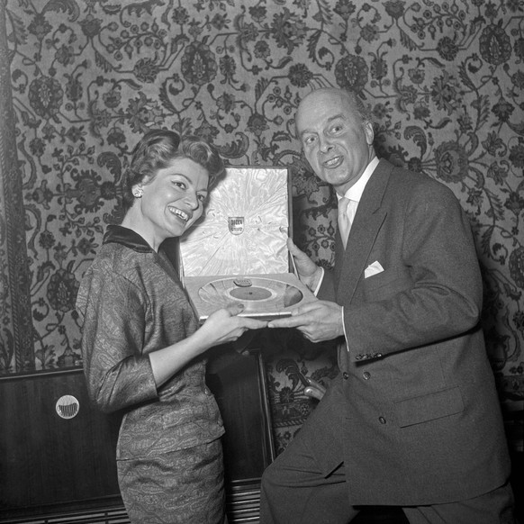 F�r ihr Lied Refrain , mit dem sie 1956 den ersten Eurovision Song Contest gewann, bekommt die Schweizer S�ngerin Lys Assia die Goldene Schallplatte von der Firma Decca, Deutschland 1950er Jahre. Swis ...